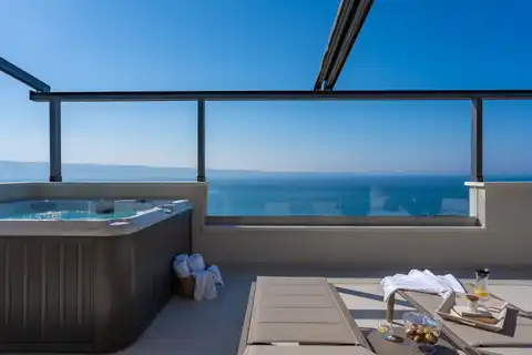 Podstrana - Moderná luxusná vila s bazénom a strešnou terasou