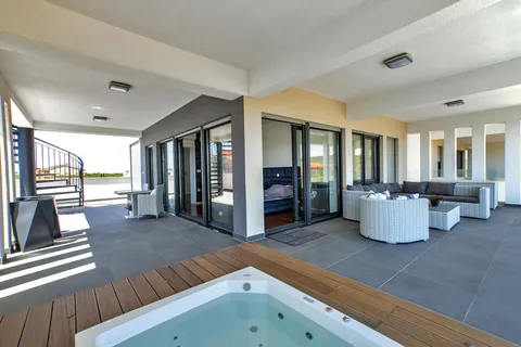 Zadar, Sukošan – Ekskluzywna dwupoziomowa willa z basenem, 170 m²