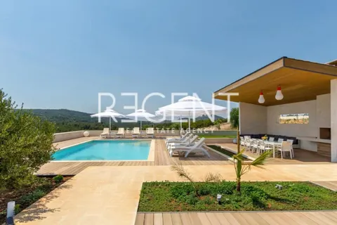 Hvar, Ivan Dolac - majetok v srdci ostrova 140 000m2