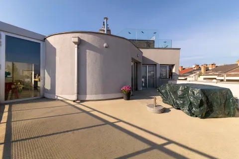 Zagreb, Petrova - Moderan penthouse s krovnom terasom i bazenom