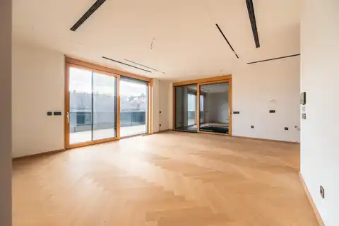 Загреб, Грачани – четырехкомнатная квартира с садом и просторными террасами.