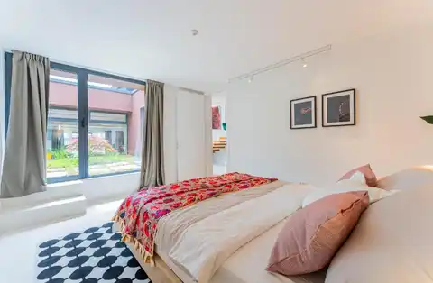 Zagreb, Šestine – Moderna družinska vila z bazenom, obdana z zelenjem, najem