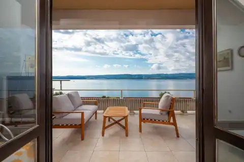 Омиш, Станичи – вилла на первой линии у моря с большим потенциалом