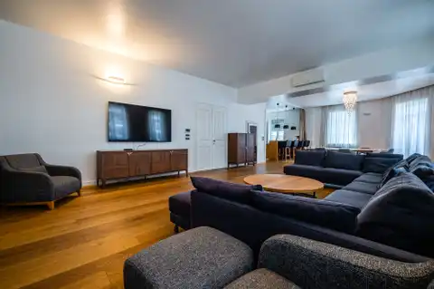 Appartamento 240 m², Donji grad — 3 camere da letto, balcone, parcheggio