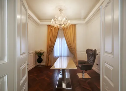 Zagreb, Donji grad, Marulićev trg – luksuzan ured od 280 m² za najam