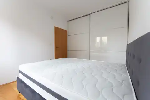 Zagreb, Maksimir - Dvosoban stan u urbanoj vili s parkingom