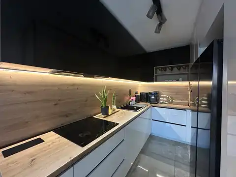 Solin, Japirko - Trosoban stan sa loggiom, sušionom i ostavom