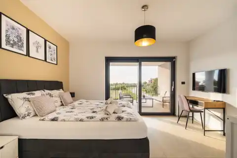 Poreč, okolica - vila 140m² s bazenom i jacuzzijem, useljiva