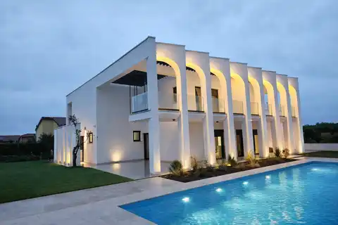 Vila 335 m², Umag — bazen 10×5, pogled more, namještena