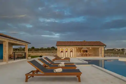 Zadar, Sv. Filip i Jakov - Rustikalna vila na zemljištu od 30.000 m²