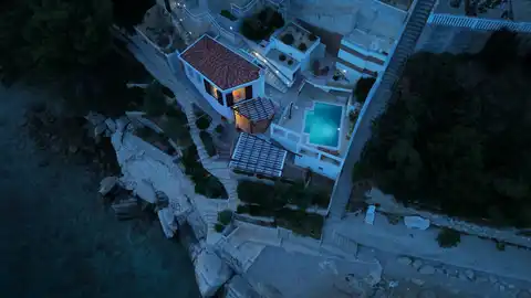 Омиш, Станичи – вилла на первой линии у моря с большим потенциалом