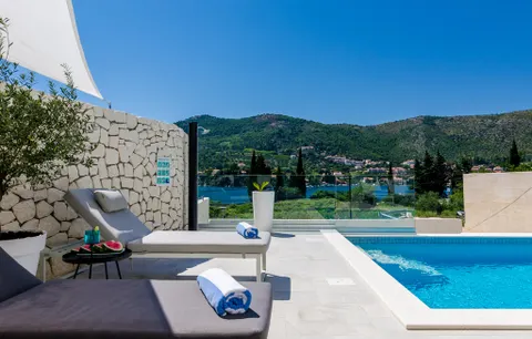 Dubrovnik, Zaton – Bijela moderna vila uz more s dodatnim zemljištem