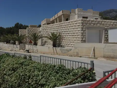 Brač, Bol – Vila u izgradnji s dovršenim pomoćnim objektom
