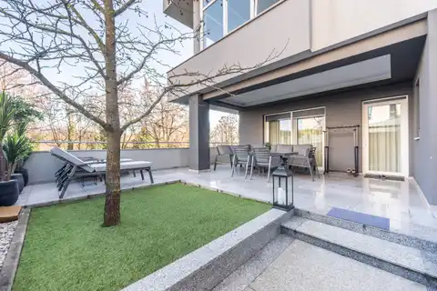 Záhřeb, Jelenovac – Moderní třípokojový byt s velkou terasou a garáží