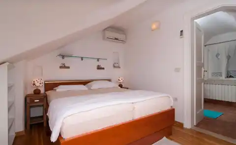 Brač, Mirca - Vila z bazenom ob morju 330m2