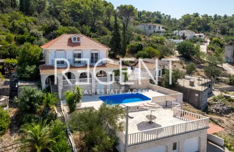 Šolta, Rogač - Villa mediterranea in prima fila sul mare 264 m2 vendita esclusiva