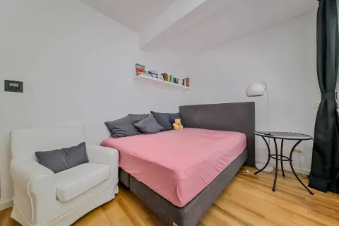 Zagreb, Petrova - Moderan penthouse s krovnom terasom i bazenom