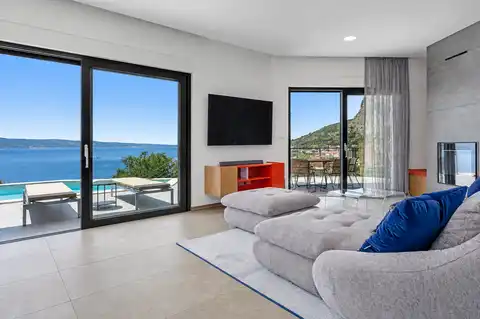 Vila 210 m², 4 spavaće sobe, bazen i pogled na more – Omiš