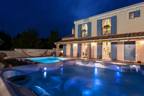 Zadar, Novigrad – Rustikální vila s tenisovým kurtem