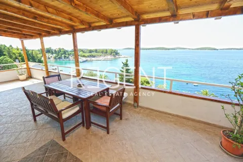 Hvar - Vila prvý rad pri mori
