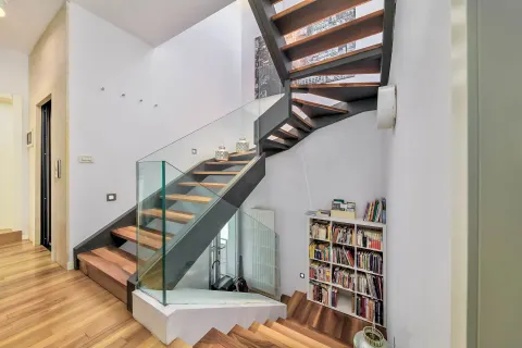 Zagreb, Petrova - Moderan penthouse s krovnom terasom i bazenom