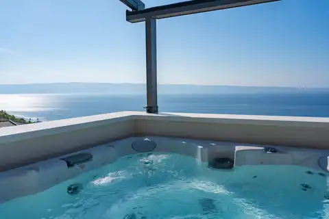 Podstrana - Moderná luxusná vila s bazénom a strešnou terasou