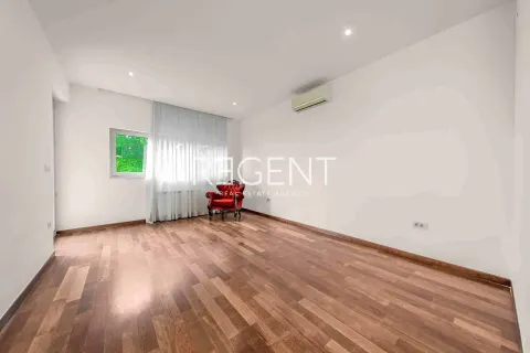 Záhřeb, Šestine - Luxusní dům s bazénem 400 m2