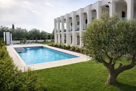 Vila 335 m², Umag — bazen 10×5, pogled more, namještena
