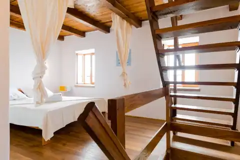 Brač, Bol - Kamena kuća sa četiri apartmana