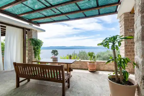 Brač, Bol - Kamena kuća sa četiri apartmana