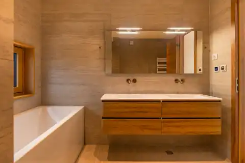 Загреб, Грачани – четырехкомнатная квартира с садом и просторными террасами.