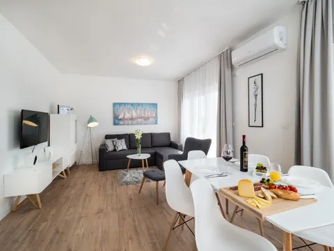 Trogir, centar - Dvosoban stan sa prekrasnim pogledom i loggiom