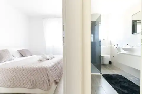 Trogir, Soline – Četverosoban stan s balkonom