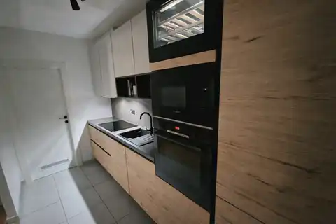 Split, Solin-dvosoban stan s balkonom i garažom