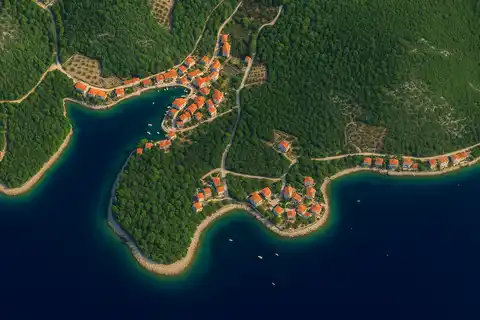 Korčula - građevinsko zemljište s projektom