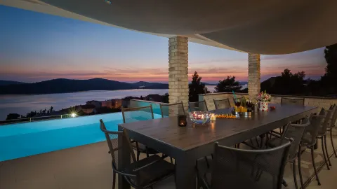 Šibenik, Žaborić - Moderna novoizgrađena vila s bazenom 380 m2