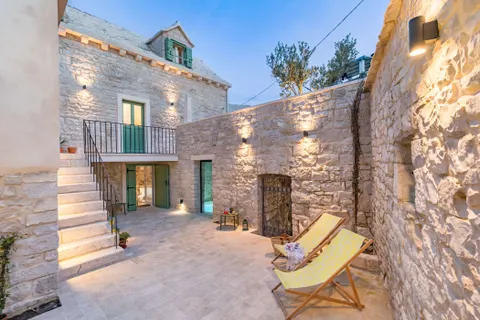 Brač, Pučišća - Nádherná kamenná vila 120 m2