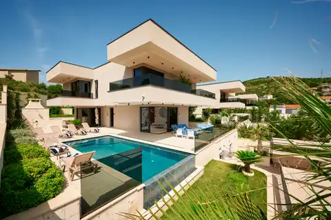 Marina Hills Resort — 3 vile s bazenom, 12 soba i pogled na more