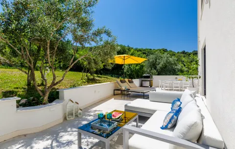 Dubrovnik, Zaton – Bijela moderna vila uz more s dodatnim zemljištem