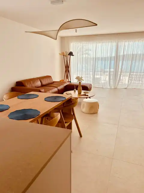 Trogir, Seget Donji -  Stan u prizemlju moderne novogradnje uz more