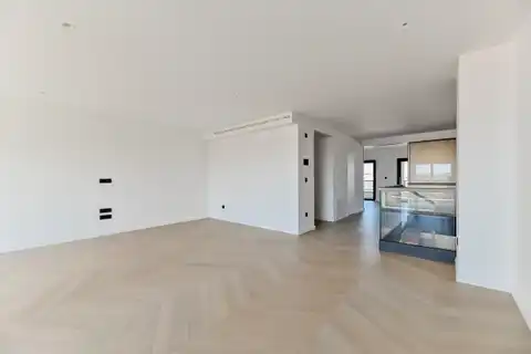 Zagreb, Nova cesta — četverosoban dvoetažni stan 164 m² s dvije garaže