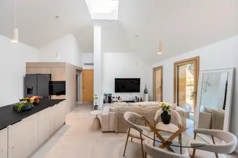 Ravna Gora, kuća 146 m² — 2 stana, privatni lift, bazen