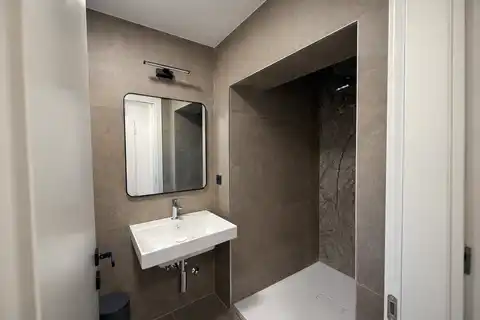 Zagreb, Centar - Trosoban renoviran stan za najam s parkingom