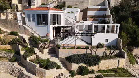 Омиш, Станичи – вилла на первой линии у моря с большим потенциалом