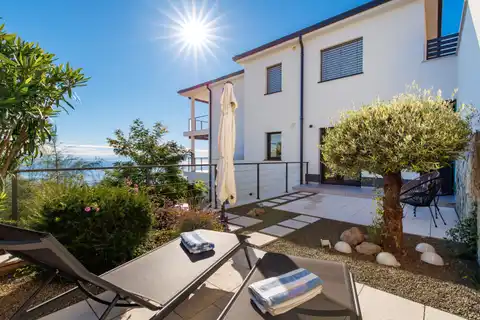 Stan 130 m², pogled na more, terasa i bazen – Opatija, Lovran