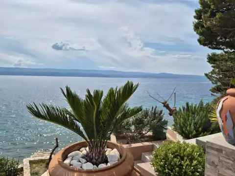 Омиш, Станичи – вилла на первой линии у моря с большим потенциалом