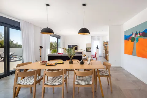 Ostrov Brač, Milna – Nově postavená luxusní vila o rozloze 370 m2 s velkým hydromasážním bazénem