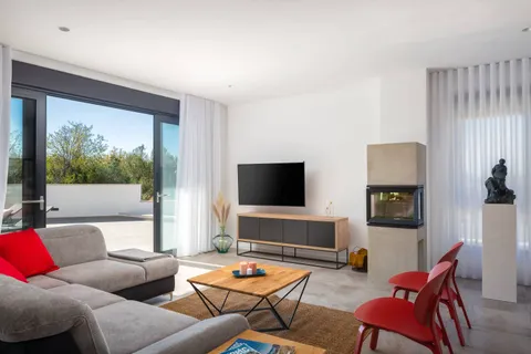Ostrov Brač, Milna – Nově postavená luxusní vila o rozloze 370 m2 s velkým hydromasážním bazénem