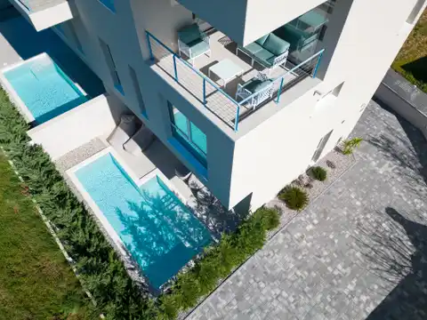 Seget Vranjica – moderna duplex vila s dva bazena i pogledom na more