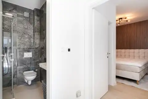 Podstrana - Dvosoban stan sa krovnom terasom i parking mjestom